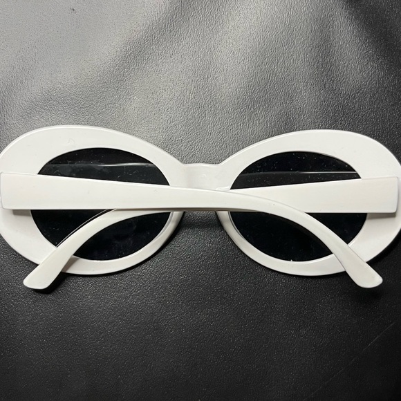 VINTAGE INSPIRED OVAL CLOUT SUNNIES! - Picture 3 of 4